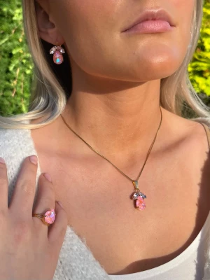 Smyckesset Light Rose Crystal - Ett set med halsband och örhängen med brisyrkrok i guldplätterad mässing och kristaller. Pear 14x10mm, navette 10mm. Färg Light Rose och Light Rose De Lite. Längd 48cm inkl lås. Finns även att få i andra färger på kristallen.   Jag skickar endast spårbart, samfraktar. Fast pris. Besök gärna mina övriga annonser.  Till mina smycken använder jag kristaller från Preciosa, Aurora och Swarowski.