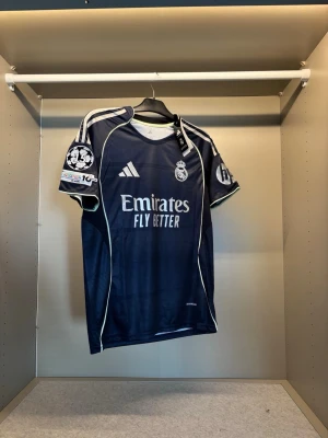 Real Madrid borta ställ. - 👕Storlek:S Namn:VALVERDE #8 Badge: Champions League  📦Fraktar samma eller nästa dag. 💬 SKRIV OM NI HAR FRÅGOR!