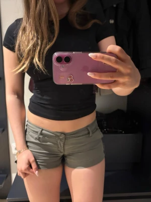 Mini khaki shorts!  - Lågmidjade shorts från Garage, de är khaki färgade och otroligt snygga. Dock är dom små för mig :/