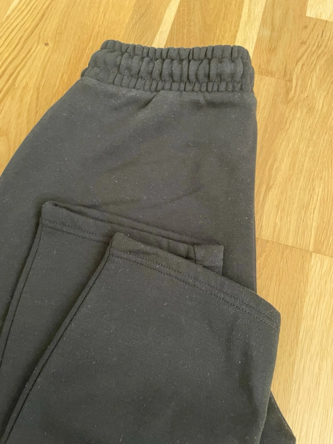 Svart set med hoodie och byxor - 6