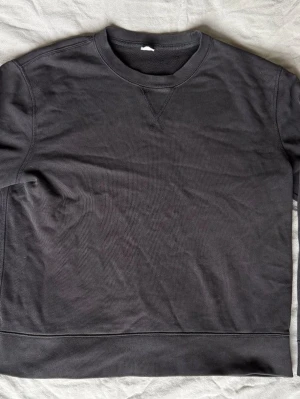 Arket Sweatshirt Collegetröja Strl: L - Arket Sweatshirt Collegetröja Strl: L  Säljer många Herrkläder just nu. Kolla gärna mina andra annonser genom att klicka på min profil. Paketpris kan diskuteras