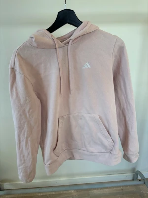 Ljusrosa hoodie från Adidas - Mjuk ljusrosa hoodie från adidas. Helt ny använd 2-3 gånger