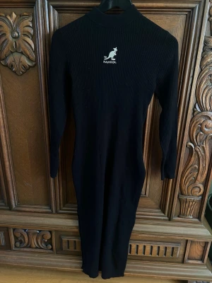 KANGOL KLÄNNING  - HM x kangol collab med slits på båda sidorna 