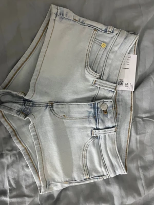 Cheap monday shorts  - Supersnygga jätte lågmidjade cheap monday shorts från Weekday som är helt nya aldrig använda 🥰