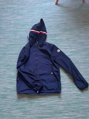 Moncler windbreaker  - Säljer denna feta moncler windbreaker i storlek S(1 i moncler). Den är vattentätt. Osäker på äktaheten därför det låga priset. Nfc Scan på den med som du ser på bild 4.Skriv om fler bilder osv😃
