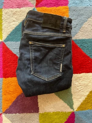 Slim jeans från neuw 30/32 - Hej! Säljer ett par neuw Lou slim jeans i storleken 30/32! Dessa jeans är i väldigt bra skick och dom är sjukt snygga enligt mig. Priset är ej hugget i sten och hör av dig vid minsta fundering! Nypriset ligger på runt 1500kr!