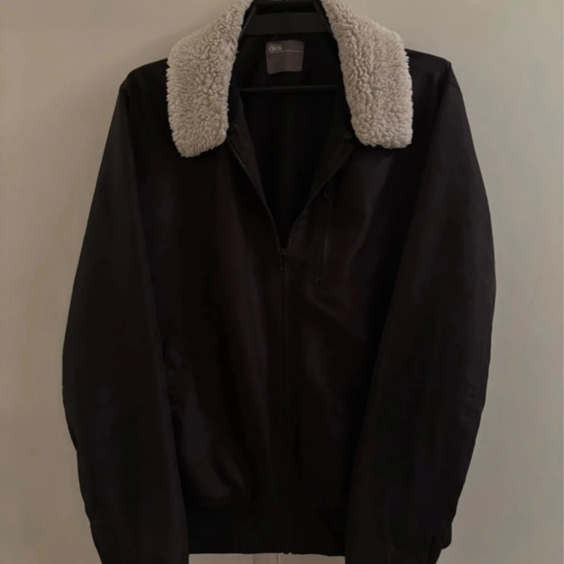 Svart teddyjacka med krage från asos