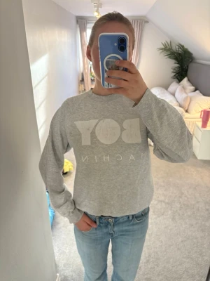 Sweatshirt - Snygg grå vintage sweatshirt med coola tryck på fram och baksidan. Så snygg för i sommar💞💞