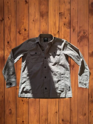 Vintage Hollister Overshirt (sällsynt) - Säljer nu denna vintage sällsynta och asfeta overshirten från Hollister. Den är perfekt till våren nu när det börjar bli varmare. Den är i otroligt bra skick och storleken är M, vid frågor eller funderingen kom dm, se måtten nedan. B=70cm A=56cm
