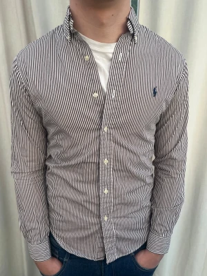 Randig skjorta från Ralph Lauren - Mycket fin skjorta från Ralph Lauren. Strl S, personen på bilden är 184 cm lång. Skicka gärna prisförslag. Kika in min profil för mer schyssta plagg