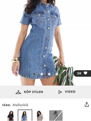 Jeans klänning - Säljer min helt oanvända jeans klänning från ASOS, har endast provat på. Jag säljer den för den inte satt så bra på mig och för att jag ej kommer att använda den. Sista bilden ser man hur den sitter på. Jag är 168 och är xs/s. 
