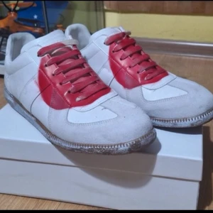 Maison Margiela vita och röda sneakers - Maison Margiela Japan gats. Riktigt coola. Storlek 45 passar även 44. Perfekt skick!