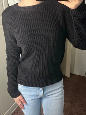 Svart stickad tröja  - Jätte skön tröja säljer då jag köpt ny. Inga märken eller liknande på den 