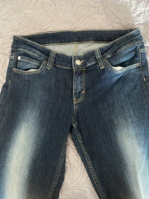 Blå bootcut jeans - Cheap monday jeans i storlek waist 31. De är uppsydda så att de passar mig som är ungefär 1,60 cm.