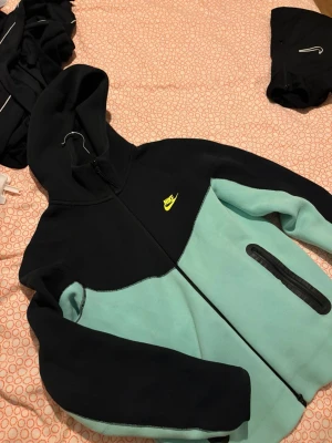 Nike tech  - Stl S på svart m på vit, 500 styck om du tar båda. 700st annars 