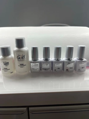 Depend gel iQ set - Ungefär lite mer än hälften kvar i alla förutom topcoat och pre- cleansern. Top coatet är det inte mycket kvar i så den skickar jag med på köpet, men i den stora pre-cleansern är det mer än hälften kvar i.