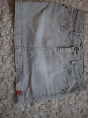 grå jeanskjol  - Jättefin ljus grå jeanskjol från edc esprit. I storlek 36. Mycket bra skick och knappt synligt sliten. Midjemått: ca 40 cm. Längd: ca 35 cm.