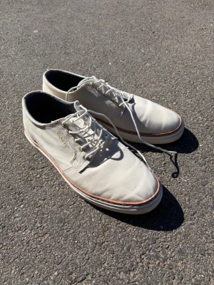 Gant seglarskor i canvas - Säljer ett par stilrena vita seglarskor knappast använda 