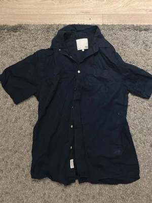 Tre skjortor från lager 157  - Två kortärmade och en vanlig skjorta från lager 157 alla i storlek M. De kortärmade skjortorna är välanvända men i perfekt skick, vanliga skjortan är inte särskilt välandbänd och även den är i perfekt skick. Skriv om du har några frågor. 