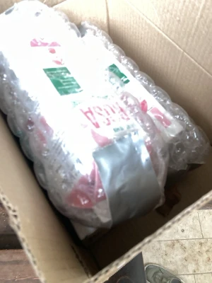 Paket med 3 tomma rosa mjölk paket - Säljer ett paket med tomma rosa mjölk paket skyddade i bubbelplast och packade i en Booztlet-kartong. Perfekt för dig som gillar trender. Paketet är färgglada med inslag av grönt, vitt och rött på etiketten.