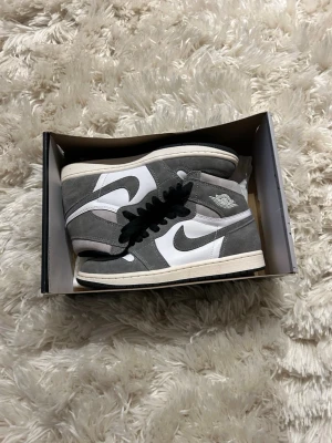 Nike air Jordan 1 high  - Ett par snygga jordan 1s nästan helt helt oanvända Max använt 3 gånger perfekta nu för sommaren, säljer då dom är för små ! 