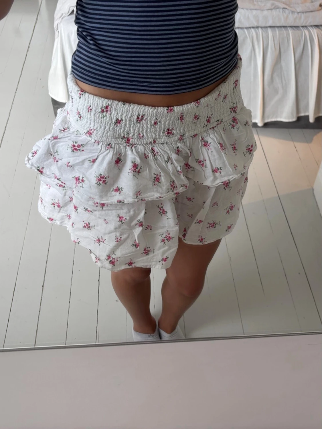 Vita blommiga volangshorts - 1