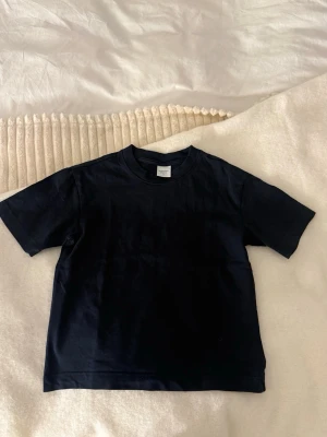 marinblå tshirt - från gina tricot i storlek xxs inga defekter nypris: 169kr