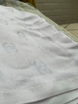 Vit halsduk med fransar och mönster - Snygg vit halsduk med subtila mönster och fransar längs kanterna. Mjuk och lätt i materialet, perfekt att slänga över axlarna för en clean look. Mönstret ger en exklusiv känsla och halsduken är enkel att matcha med olika outfits.