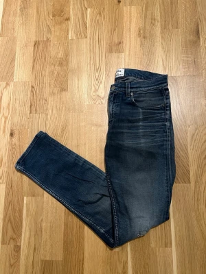 Acne Studios Jeans - Storlek 31/34 - Klassiska Acne Studios Jeans för män till salu. Storlek Waist 31 / Lenght 34. Nyskick, inga skador/slitage. Hör av dig vid intresse/frågor. PRIS KAN DISKUTERAS!