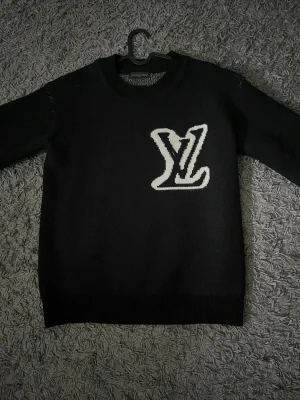 Lw sweatshirt - Andvänd ett fåtal gånger, inga defekter. Pris kan diskuteras vid snabb affär.