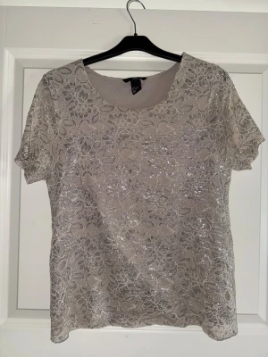 Glittrig tröja  - Glittrig tröja från H&M, passar storlekarna S-M. Bra skick. 