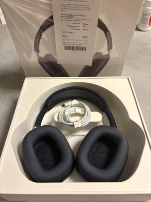 Apple AirPods Max svarta hörlurar - Snygga over-ear hörlurar från Apple i blå färg. AirPods Max har en stilren design med aluminiumkåpor, meshbygel och mjuka öronkuddar. Levereras med laddkabel och smart case. Perfekta för musik, film och gaming med grym ljudkvalitet.