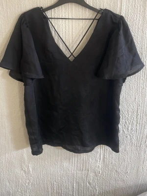 Silkes blus med öppen rygg! - säljer super fin Silkes blus med öppen rygg från vero moda ! Har aldrig använts, storlek s🥰 Köptes på Gotland för 2 år sen för strax under 500 lappen!