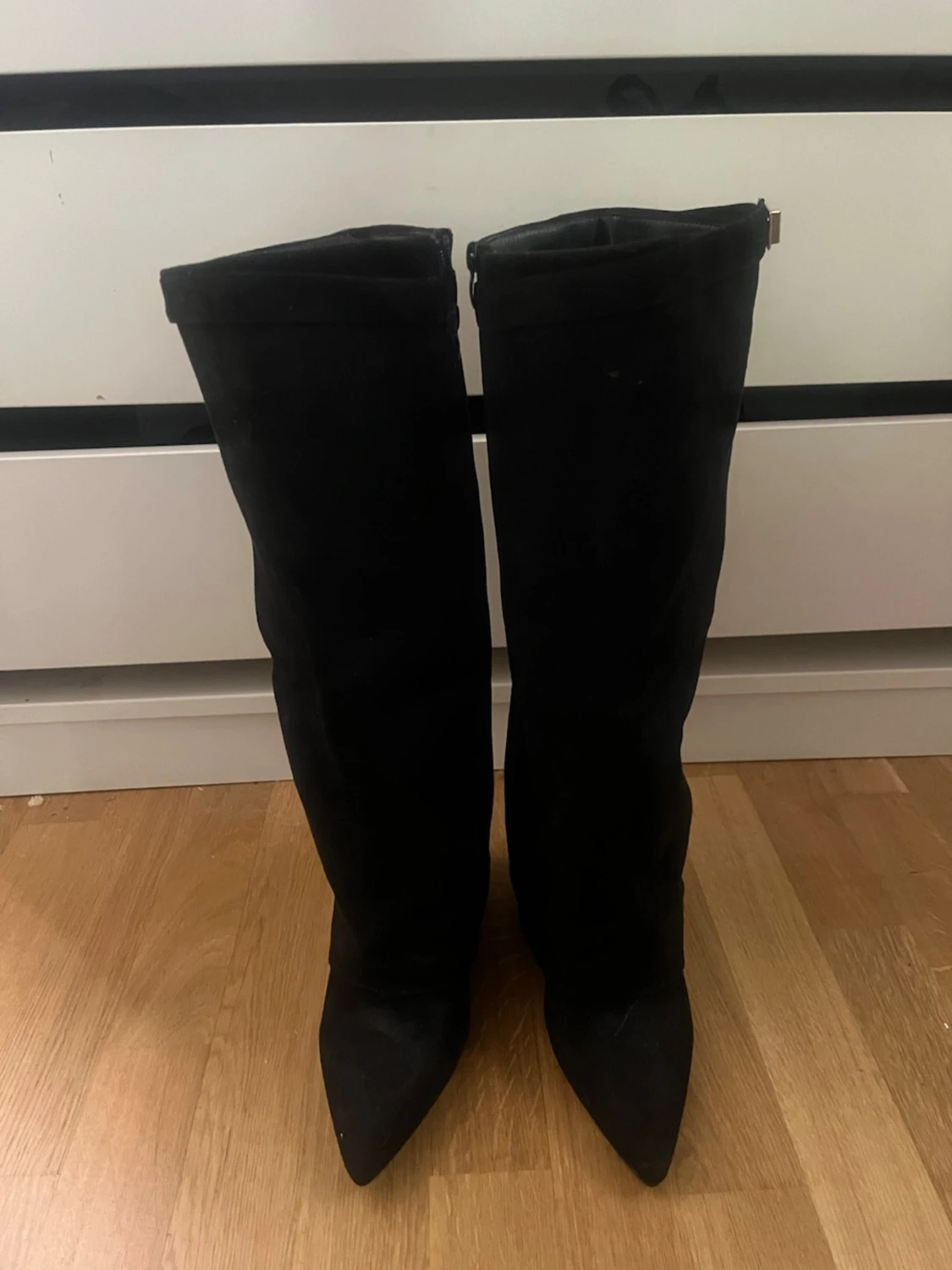 ❤️Svarta knähöga boots med gulddetalj❤️ - 1
