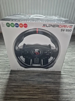 SuperDrive SV 850 ratt - Säljer på grund av flyttning har bara används 2 gånger. SuperDrive SV 850 är en svart ratt med röda detaljer, designad för gaming på Xbox One, Xbox 360, PS4, PC och Switch. Ratten har en sportig form, flera knappar och pedaler, och är tillverkad i plast med greppvänlig yta.