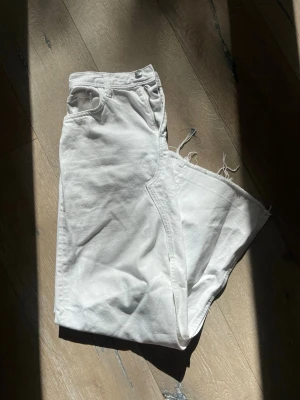 Vit långkjol jeans, Zara - Säljer lång jeanskjol från Zara!🌸💗
