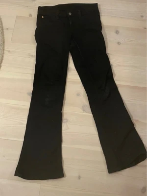 Svarta cheap monday jeans - Säljer ett par svarta bootcut jeans. Jeansen har utsvängda ben och en enkel look som passar till det mesta. Storlek 28/30 passar mig i längden helt okej o jag är 163! 