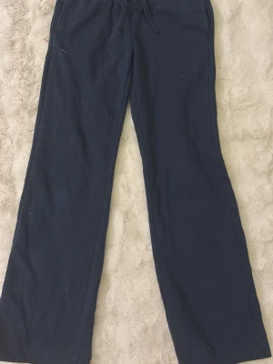 Mörkblå mjukisbyxor från Gina Tricot - Lågmidjade marinblåa mjukisbyxor från Gina tricot, använda men inget som syns 💕💞