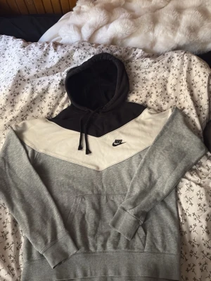 Nike hoodie i grått och svart - Snygg hoodie från Nike 