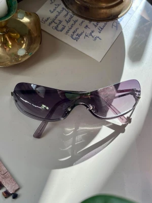Gucci solglasögon - Glasögon Gucci by Tom Ford. Små tecken på användning. Kom gärna med prisförslag. 