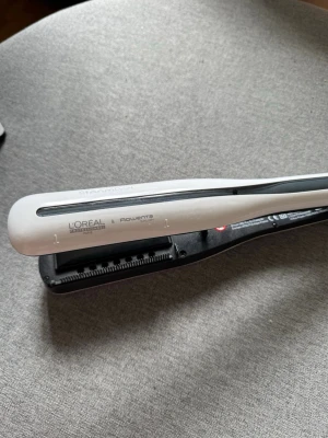 L'Oréal Rowenta Steampod plattång - Säljer en vit och svart Steampod plattång från L'Oréal då den kommer inte till användning längre använd Max 5 gånger, köpte för 3964kr men säljer den för 1500kr, kan gå ner lite i pris vid snabb affär 