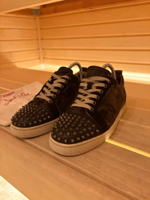 Christian Louboutin camo - Christian Louboutin camo i strl 41, men passar upp till 42 då storleken hos louboutin tenderar att vara större. Skick 8/10 (sulan har lite märken, hälen är lite sliten och detsamma gäller sulan runtomkring skon). Självklart äkta✅og skopåse och nitar medföljer✅pris ej hugget i sten!