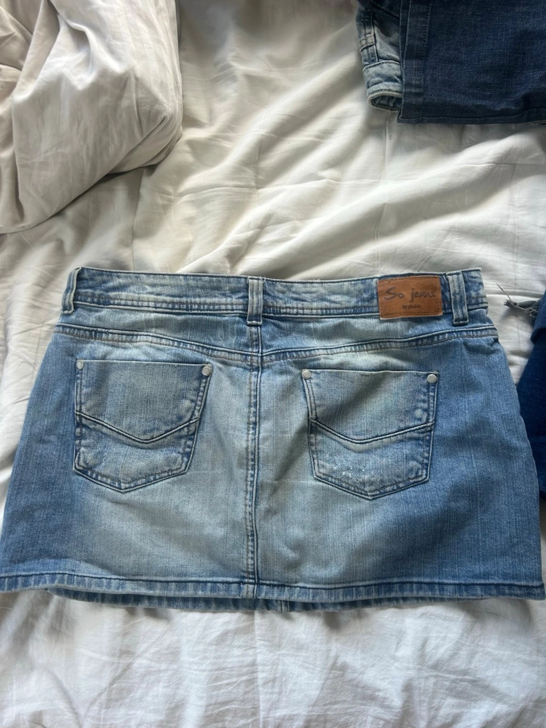 Ljusblå lågmidjad jeanskjol med fickor - 3