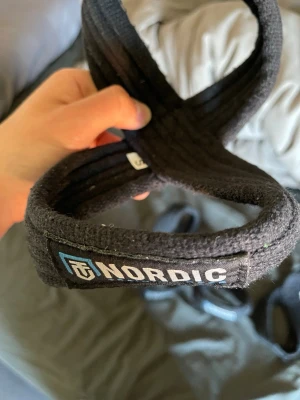 Svarta lyftremmar från Nordic - 2 st figur 8 straps från Nordic, ett par i S och ett pas i M 160kr st. gaps starps storlek M 260k.     Aldrig andvända !