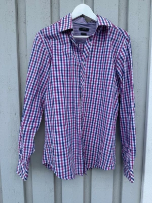Rutig skjorta från Esprit slim fit - Snygg skjorta från esprit - Storlek 39/40 motsvarar typ m-L - hör av er vid frågor! TITTA ÄVEN MINA ANDRA SKJORTOR I PROFILEN!🥳🤝