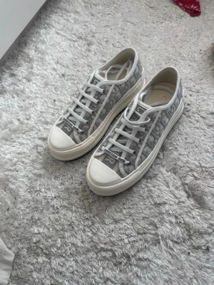 Dior Walk’n shoes - Dior Walk’n’Dior sneakers – stl 38 🤍  Säljer mina Dior Walk’n’Dior sneakers i det klassiska Oblique-mönstret. Så fina på och passar verkligen till allt ✨ Väldigt bekväma och perfekta om man vill ha en clean men lyxig look.  Använda försiktigt och fortfarande i väldigt fint skick. Box medföljer 📦  • Storlek 38 • Dior Oblique-mönster • Låg modell • Originalbox ingår  Ärligt talat sjukt snygga irl 😍 Skriv om du vill ha fler bilder eller mått 💌