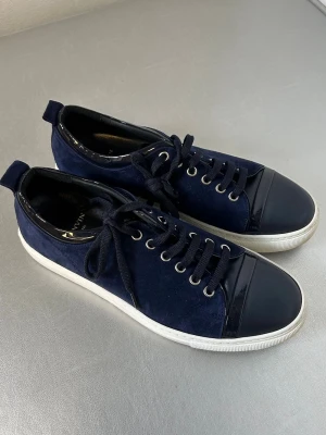 Blå sneakers från Lanvin - Denna vara kommer att auktioneras ut på Plick Live den 27 maj klockan 18:00