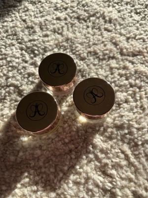 Anastasia beverly Hills eye gloss kit - 3st eyegloss från Anastasia Beverly Hills. Aldrig använda, endast öppnade för bilder☺️Tyvärr är förpackningarna ej kvar. Färger: supernova, aurora och sun. 