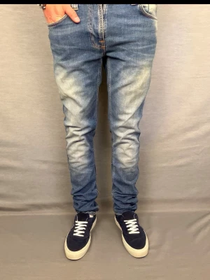 Nudie jeans - Säljer dessa sjukt snygga nudie jeans, tvätten och passformen är stört fet! Modell: thinn finn. Size w31 L34. Midja 42cm längd 107. Modellen är 180cm. Skick 9/10 bra skick inga hål. Hör av dig vid frågor eller funderingar 🤩