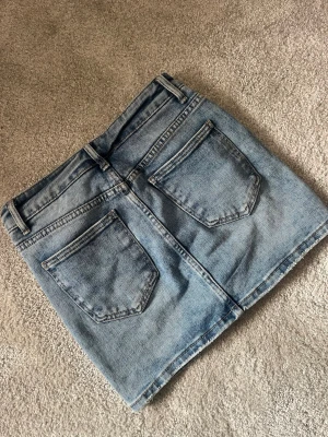 Jeanskjol  - Fin kort jeanskjol från Chelsea i storlek 34. Knappt använd 